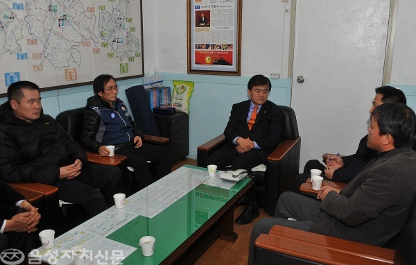 6일 오후 전국공무원노동조합 충북본부 임원들이 정범구 민주통합당의원과 간담회를 갖고 있다.
