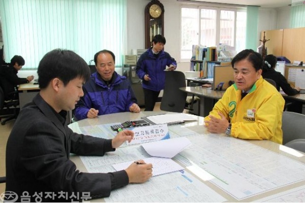 중부4군 야권단일후보인 민주통합당 정범구의원이 22일 음성선거관리위원회에서 후보등록을 하고 있다. 