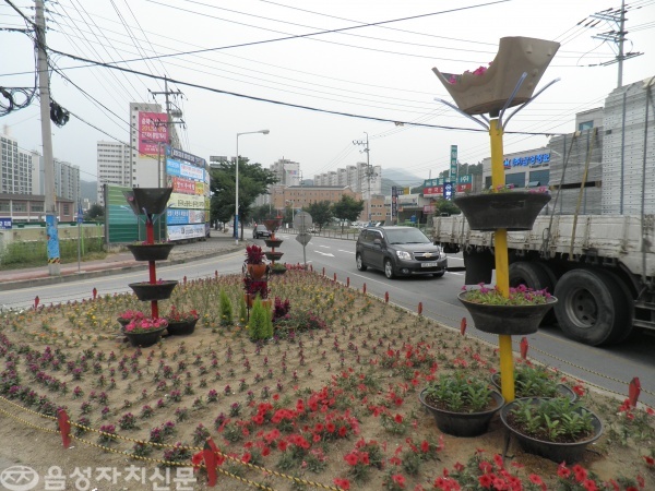 ▲ 음성군 금왕읍은 교통섬에 폐품을 활용한 꽃조형물을 제작 설치해 볼거리를 제공하고 있다.