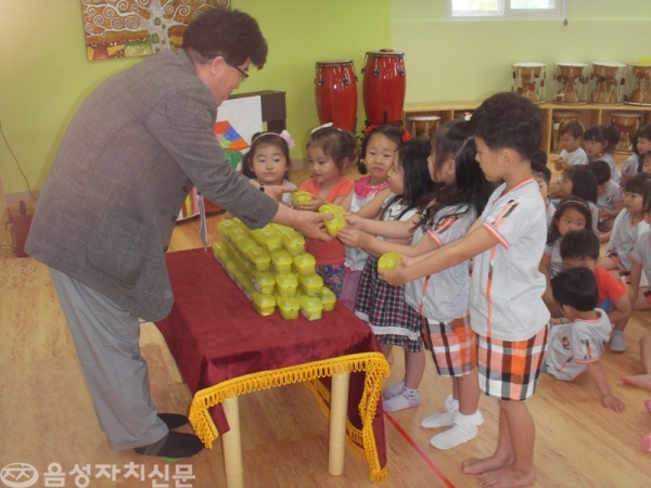 대소유치원 유아들이 '사랑의 점심나누기 빵' 저금통을 전달하고 있다.