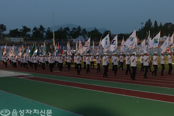 각 시군을 상징하는 깃발과 함께 선수단이 입장하고 있다.