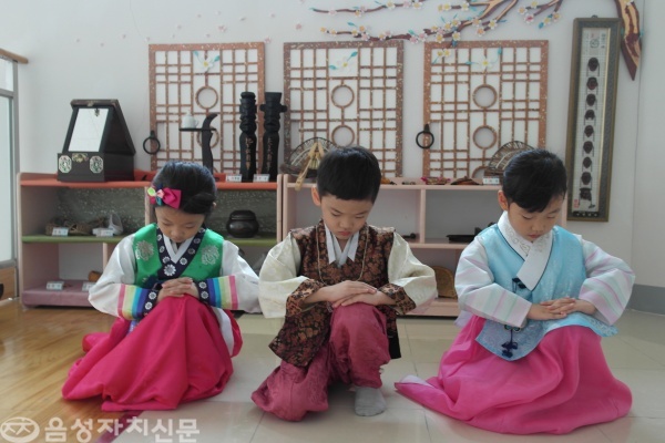 전통 예절 시간, 유아들이 절을 하고 있다.