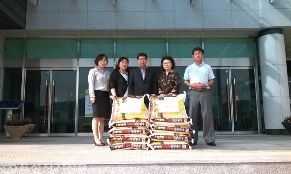 무극진주로타리클럽 회원들이 지난 16일 금왕읍에 사랑의 쌀을 전달하고 있다.