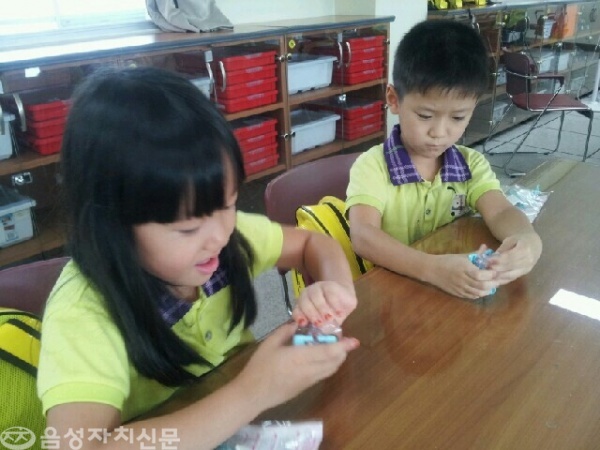 유아들이 발명교육에 참여, 체험활동을 하고 있다.