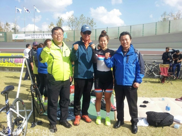 전국체전 사이클 여자일반부 경륜 금메달리스트 유진아 선수(오른쪽 2번째)