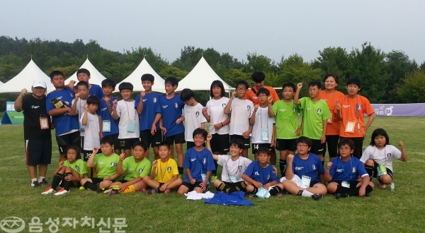 부윤지역아동센터 대소유소년축구단원들이 화이팅을 외치고 있다.