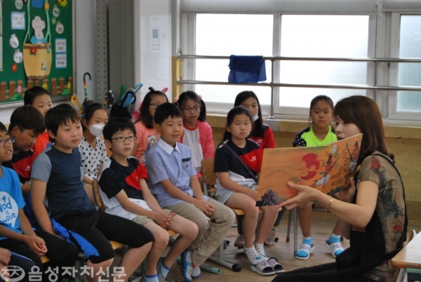 ▲ 수봉초등학교 어린이들이 엄마가 읽어주는 동화책에 집중하고 있다.