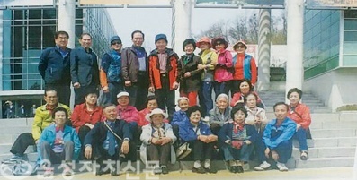 ▲ 능암마을 마을주민들이 지난 4월 '박정희대통령기념관'을 방문하고 기념촬영을 하고 있다.