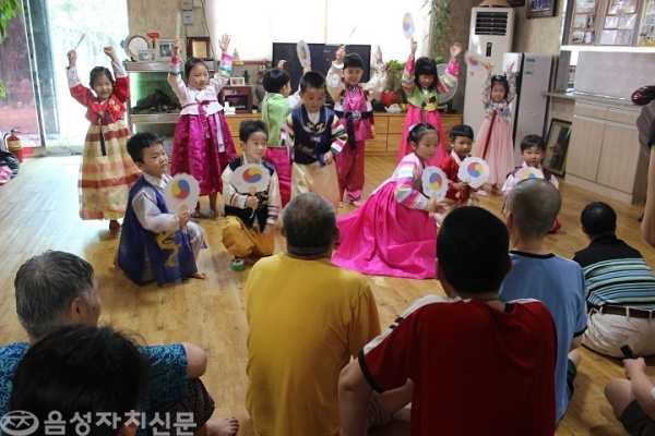 쌍봉초등학교 돌봄교실에 참여하는 어린이들과 학교 병설유치원 원아들이 새생명 장애인의집을 찾아 위문공연을 하고 있다.