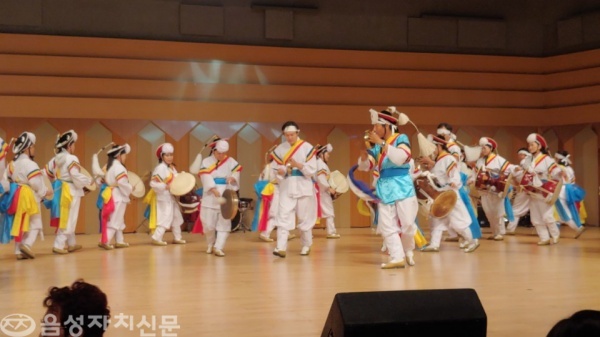 ◀ 2018 충북 주민자치센터 프로그램 경연대회에 음성군 대표로 출전한 삼성면 농악팀이 농악 공연을 하고 있다. 