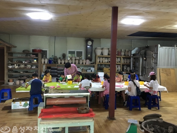 ◀ 강동구 소재 초등학교 어린이들이 음성군을 방문, 생극면에 있는 예당농원에서 도자기 만들기 실습을 하고 있다.    
