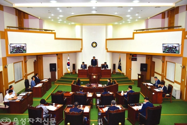 음성군의회 제303회 임시회가 군 의원들이 참석한 가운데 본회의장에서 개회되고 있다.