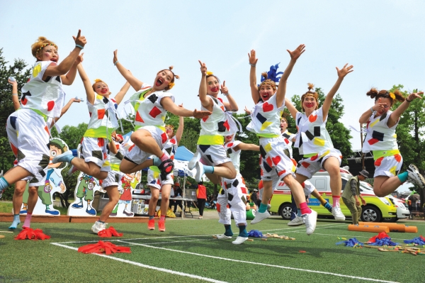 지난해 열린 제19회 품바축제에 군민들로 조직된 ‘점핑하이’ 팀이 참여해 품바복장으로 공연하고 있다.