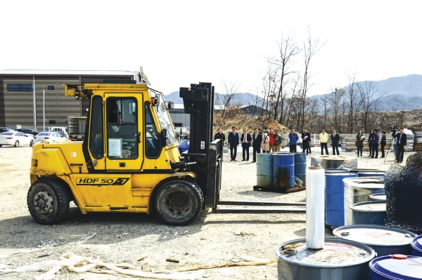 음성군수와 경대수 의원이 금왕읍 유촌리를 방문해 주민들과 함께 폐기물 반출작업을 확인하고 있다.