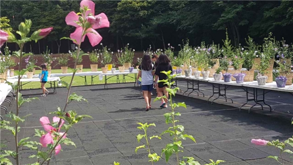 지난해 설성공원에서 ‘제5회 나라꽃 무궁화 전시회’가 진행되고 있다.