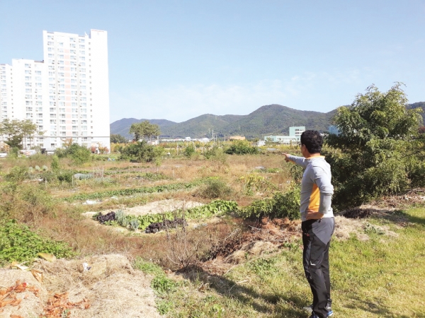 충북혁신도시에 거주하는 한 주민이 (가칭)본성고등학교 설립예정 부지를 가리키고 있다.