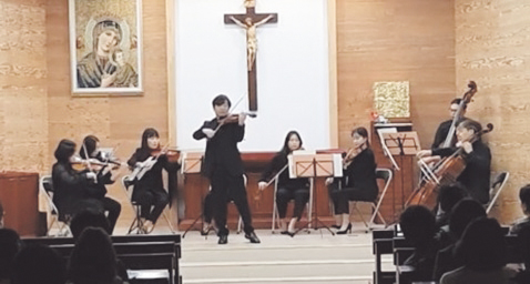 두촌성당에서 열린 ‘2019 지역주민 초청 가을 콘서트’에서 이영민 바이올리니스트가 ‘샤콘느’를 연주하고 있다.