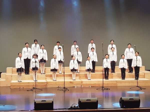 ‘음성군소년소녀합창단’의 제1회 정기연주회가 음성문화예술회관에서 공연되고 있다.