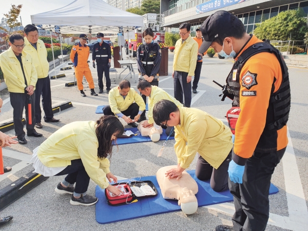 ‘2019년 공공기관 합동 소방훈련’에 참여한 금왕읍 직원들이 심폐소생술 교육을 받고 있다.