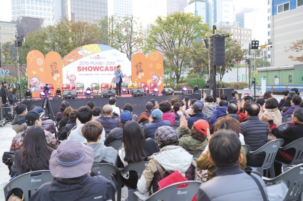 지난해 11월 서울에서 진행한 음성품바축제 쇼케이스에 시민들이 참석해 관람하고 있다.