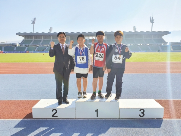 ‘제42회 교육감기 육상경기대회’에서 금메달을 획득한 이시원 선수가 시상대 위에서 2·3위 선수들과 포즈를 취하고 있다.