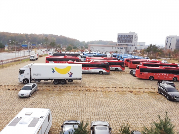 충북혁신도시에 소재하고 있는 남천공원 주차장을 버스, 캠핑카 등이 장기 점유한 채 주차돼 있다.