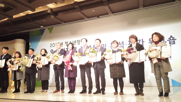 박제욱(오른쪽 네 번째) 사회복지과장이 여성가족부 장관상을 수상한 후 수상자들과 함께 기념촬영을 하고 있다.