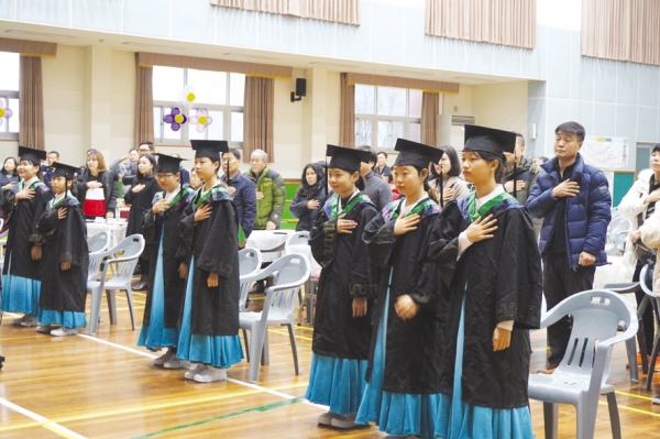 맹동초등학교에서 지난 7일 졸업식이 거행되고 있다.(사진=학교제공)