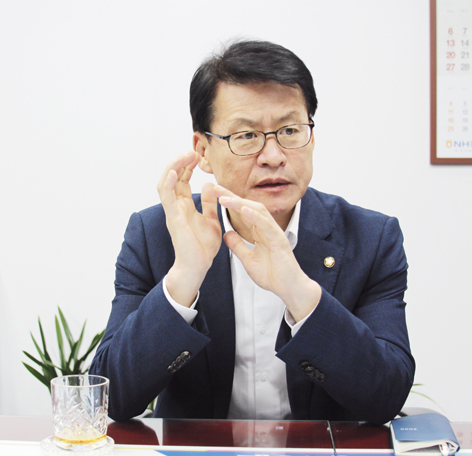 임호선 국회의원이 국회의사당 의원회관 본인 사무실에서 인터뷰중 상임위활동에 대해 이야기하고 있다.