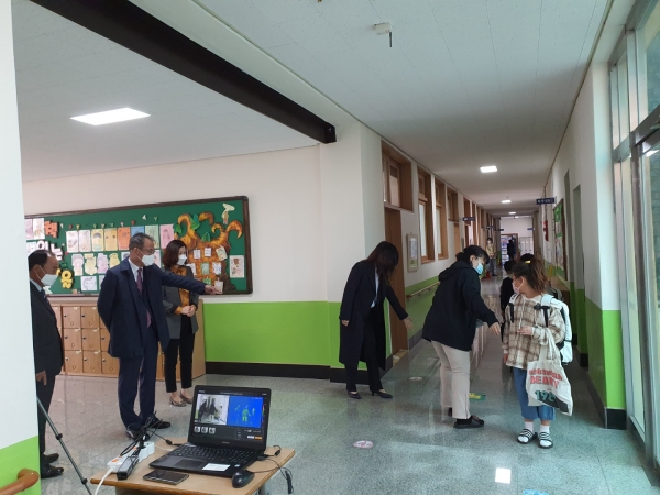 김상열 교육장이 관내 초등학교 및 중학교를 방문하여 등교 수업을 지원하고 있다.