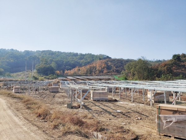 금왕읍 소재 야산자락에 모 업체가 태양광발전시설을 설치하고 있다.