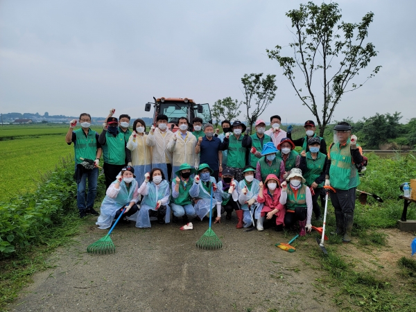대소면 새마을남녀지도자협의회는 성산천 주변 제초작업과 환경정화 활동을 펼쳤다.