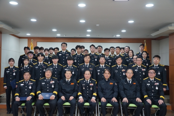 음성소방서 승진·전입 소방공무원들이 임용식 후 기념촬영하고 있다.